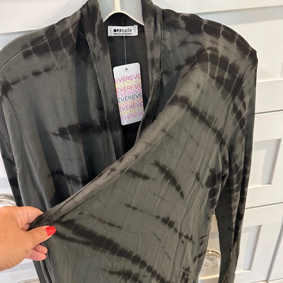 Evereve LA Made Iris Cardigan in Moss Tiedye - Picture 2 of 3